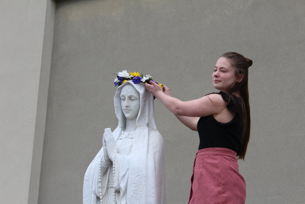 Crowning Mary